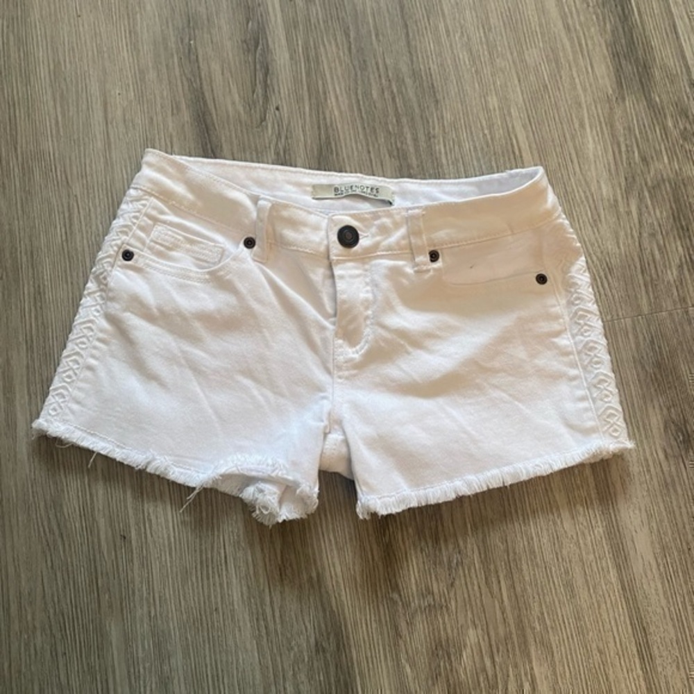 BLUENOTES SIZE 27 women’s white denim shorts with raw hem. Like new. Stretch
